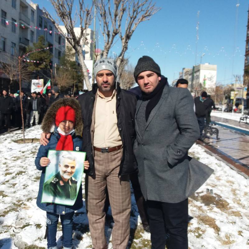 عکس یادگاری با تصویر حاج قاسم در حمایت از سپاه
