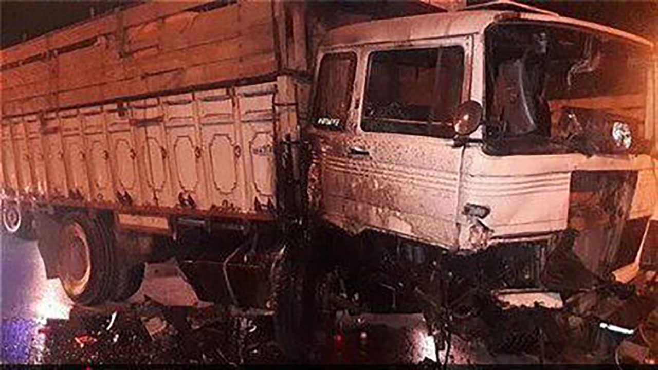 مجاهدت پلیس در نجات تریلر از آتش سوزی