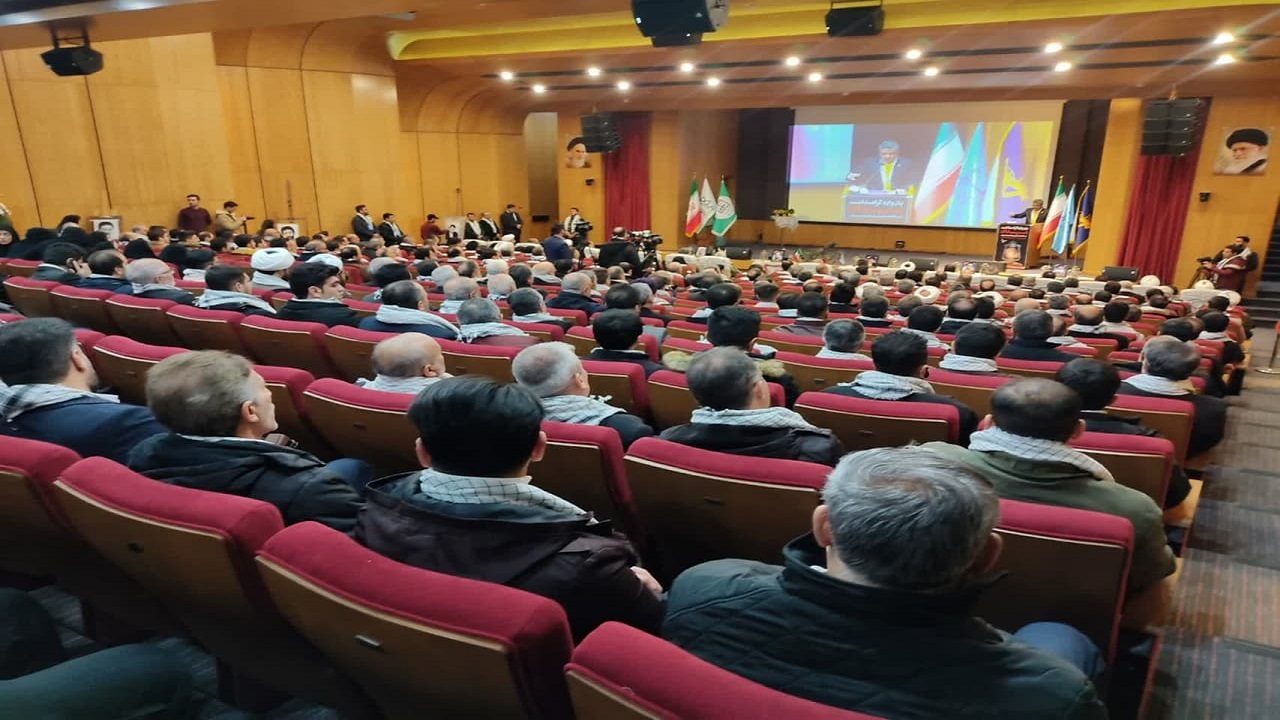 شهدا باید به عنوان الگو در جامعه معرفی شوند