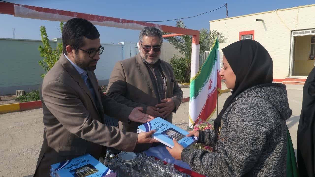 آغاز توزیع بیش از ۱۰ هزار کتاب کمک آموزشی میان دانش آموزان خوزستانی