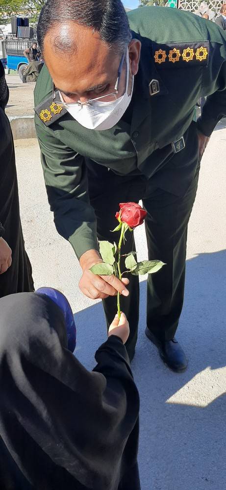 اهدای گل و قدردانی از نیروی سپاه اهدای گل و قدردانی از نیروی سپاه