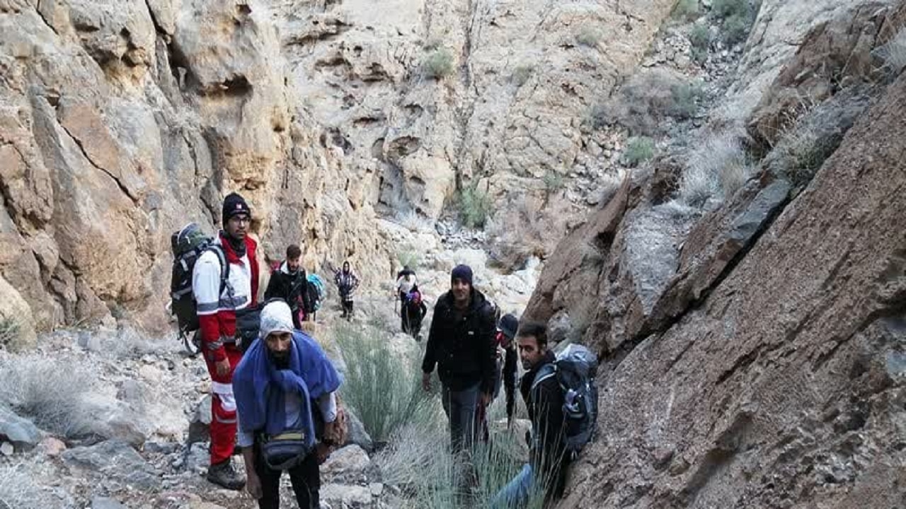 امدادرسانی هلال احمر به گروه کوهنوردی در دره گاهان تفت