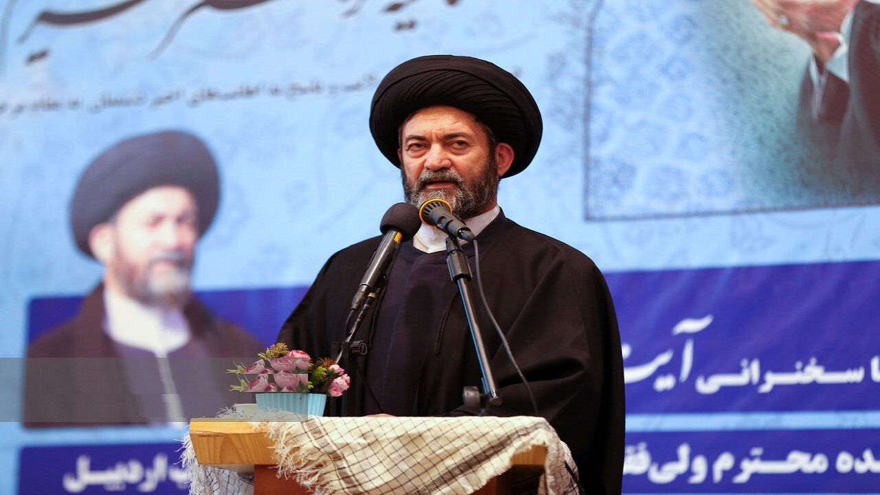 برگزیدگان جشنواره ملی شعر حریم ولی در اردبیل تجلیل شدند