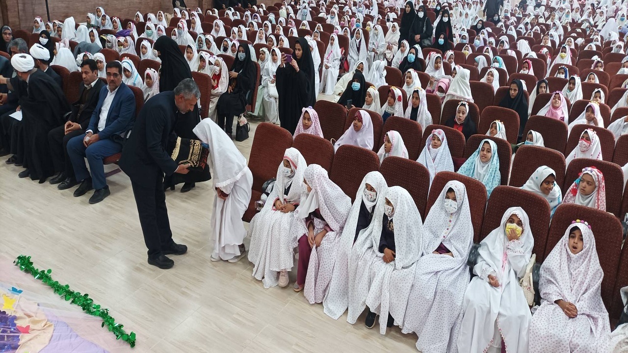 مراسم جشن تکلیف ۳۳۰ دانش آموز دختر در منوجان