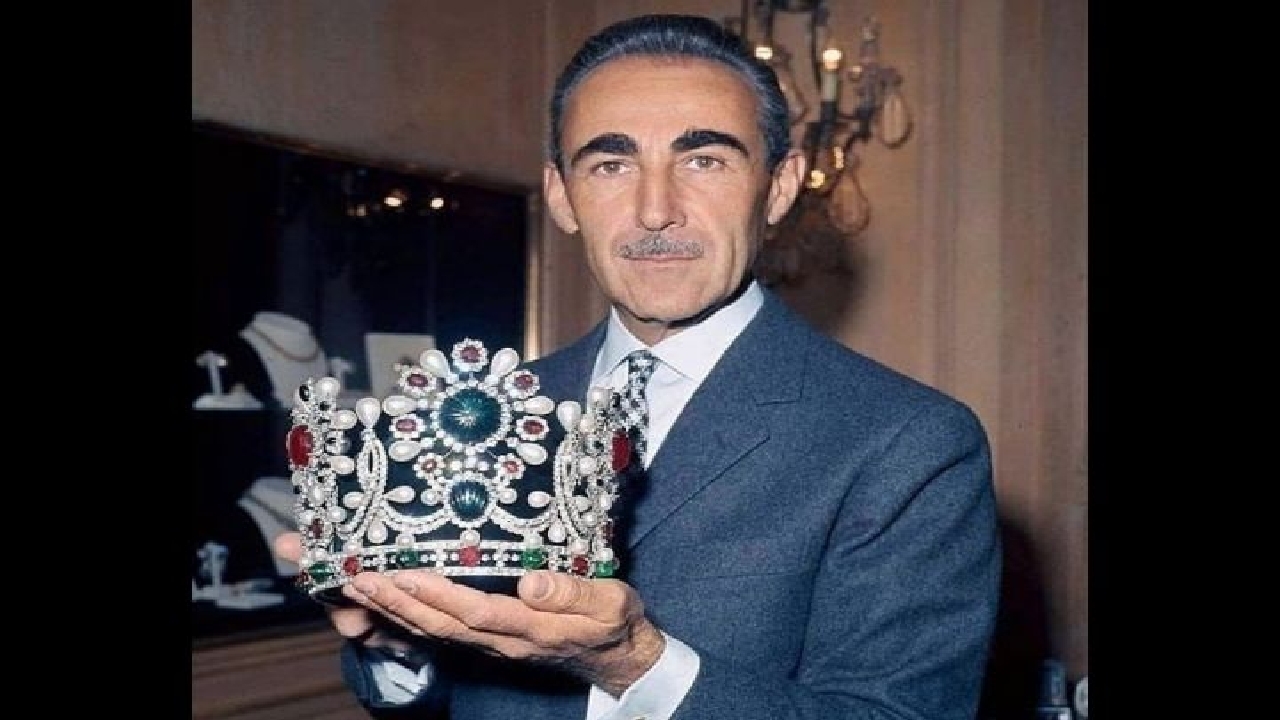 فرح نمی‌توانست تاج را با خود ببرد