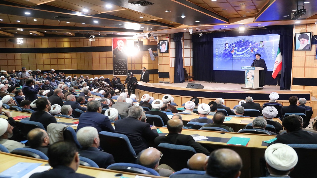 نماز یکی از راه‌های مهم حفظ جامعه در مقابل آسیب‌های اجتماعی است