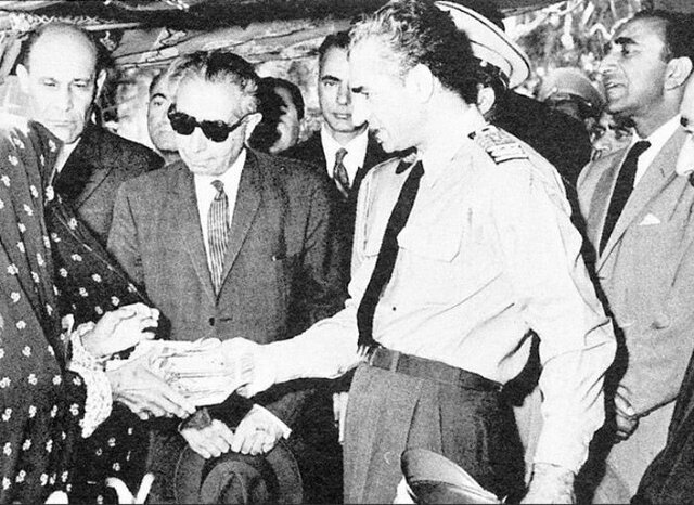 پهلوی در حال تقدیم سند