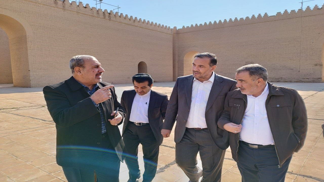 اهدای تندیس تاریخی استان بابل عراق به استاندار ایلام