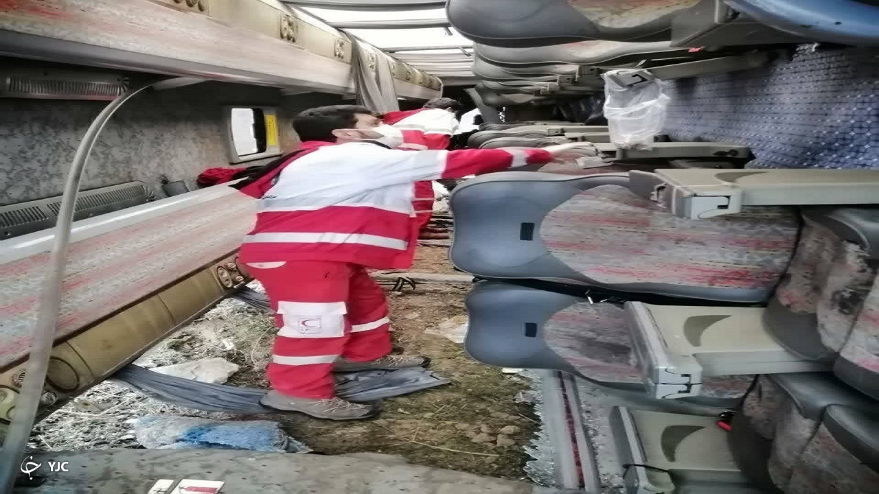 امدادرسانی دو تیم عملیاتی به مصدومان واژگونی یک دستگاه اتوبوس در محور لردگان به یاسوج
