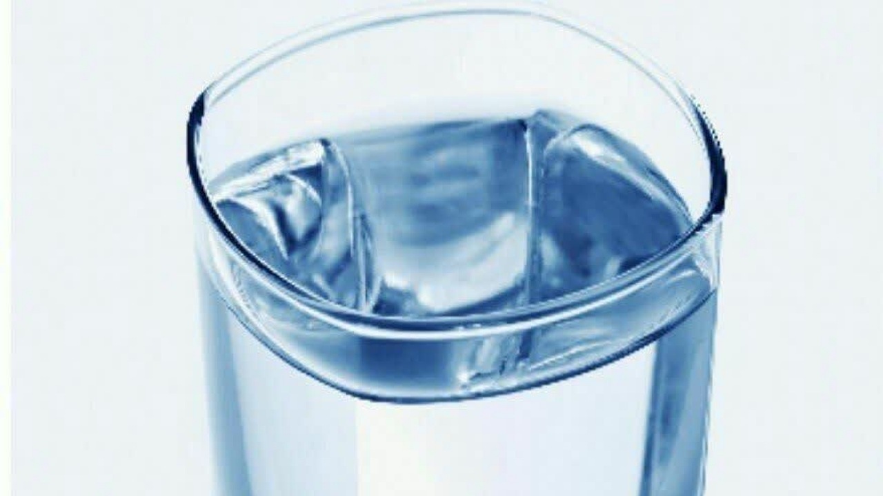 قبل از غذا تنها چند جرعه آب بنوشید