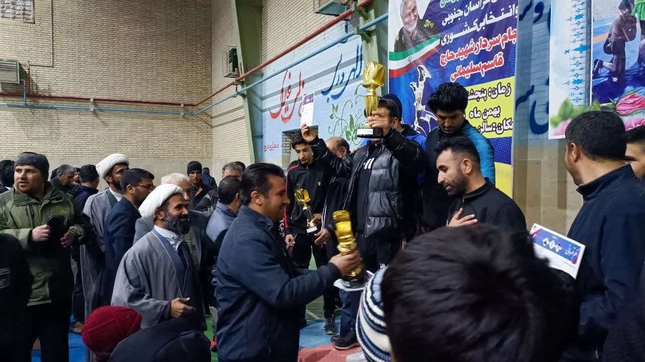 قهرمانی تیم قائنات در مسابقات کشتی آزاد جوانان