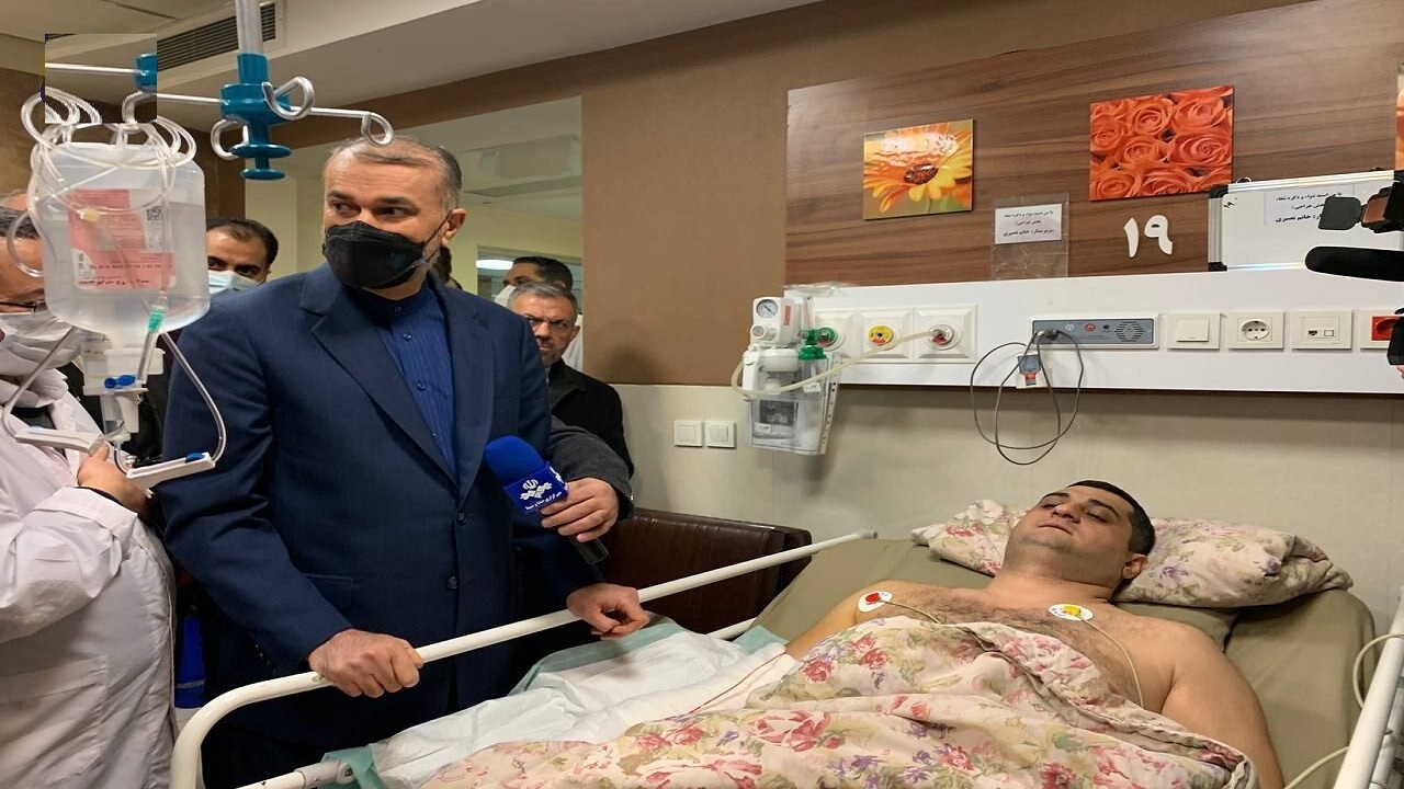 عیادت امیرعبداللهیان از مجروحان حادثه سفارت جمهوری آذربایجان