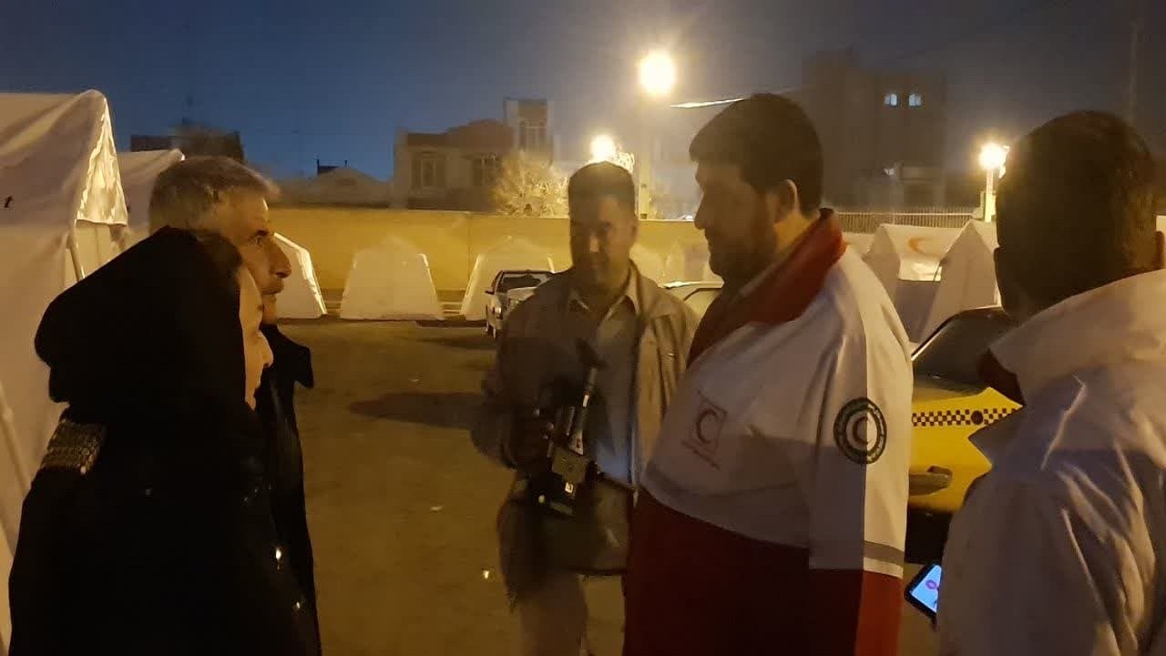 برپایی ۱۵ کمپ اسکان اضطراری برای زلزله زدگان/پاسخ رئیس جمعیت هلال احمر به زلزله زدگان معترض+فیلم