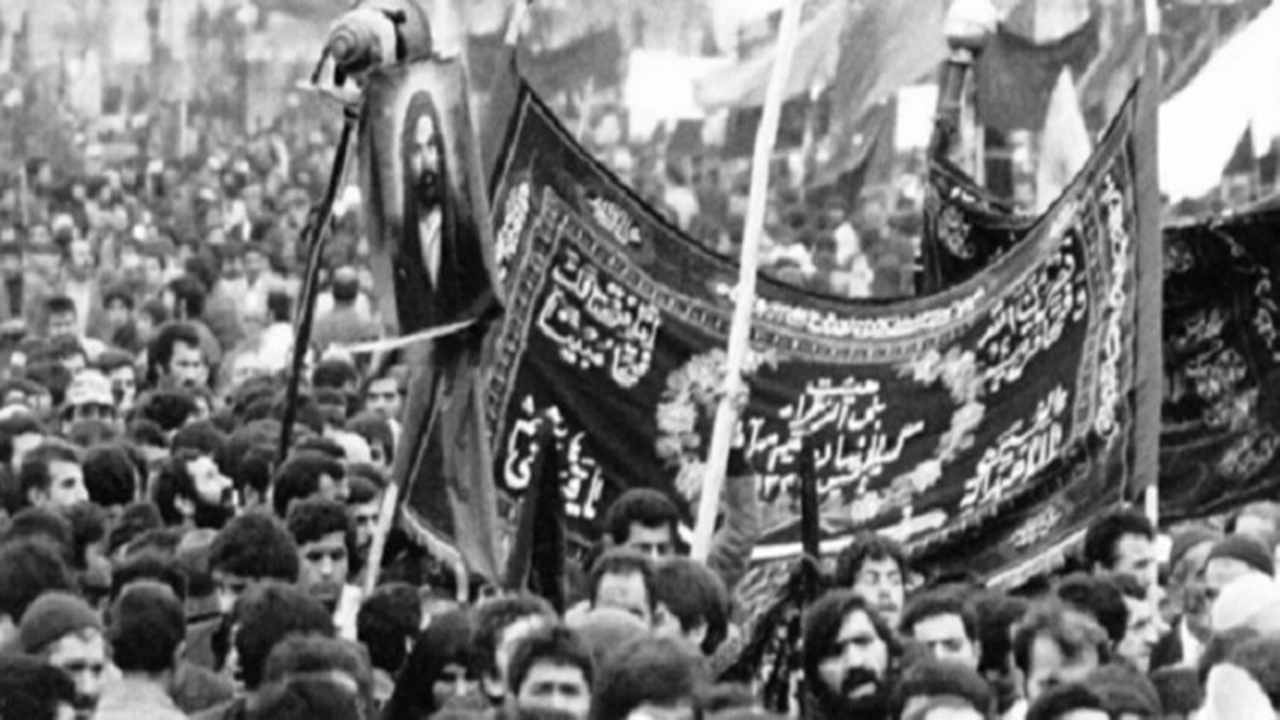 شاهکار رضا پهلوی در محرم؛ پوشیدن لباس مشکی ممنوع!