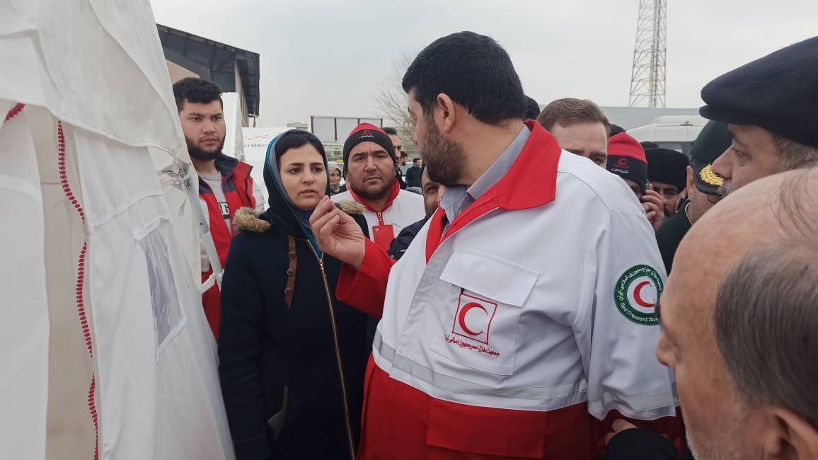 بازدید رئیس جمعیت هلال احمر از وضعیت زلزله زدگان خوی