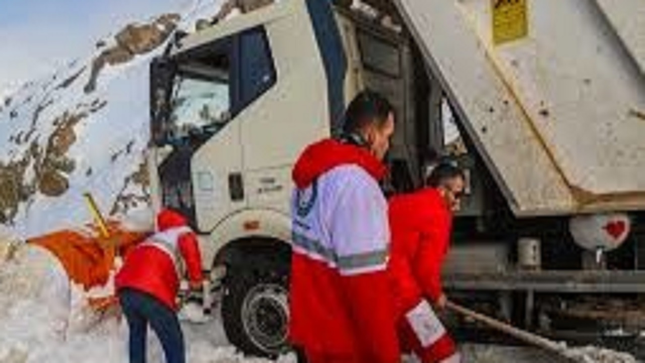 خدمات رسانی در کوهرنگ ادامه دارد