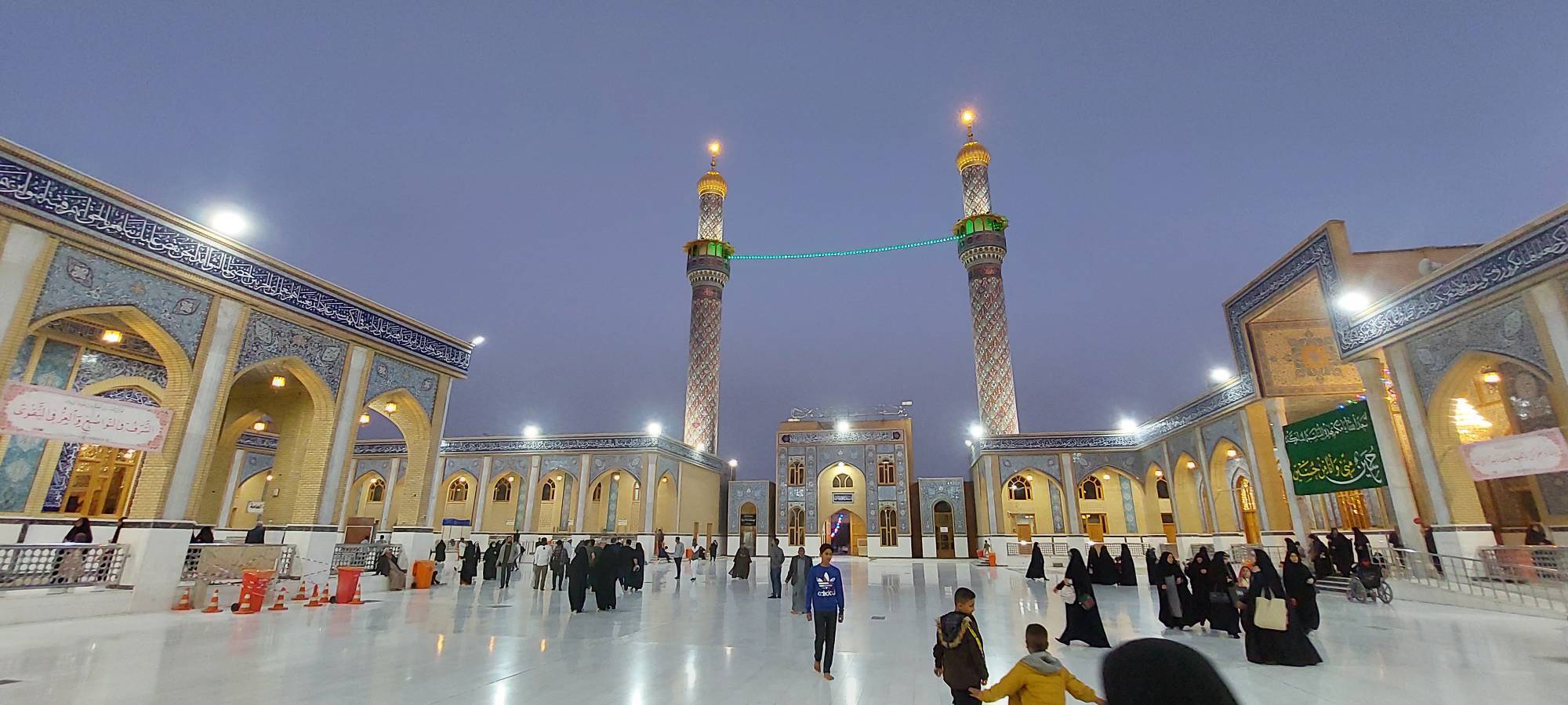 زائران در مسجد کوفه