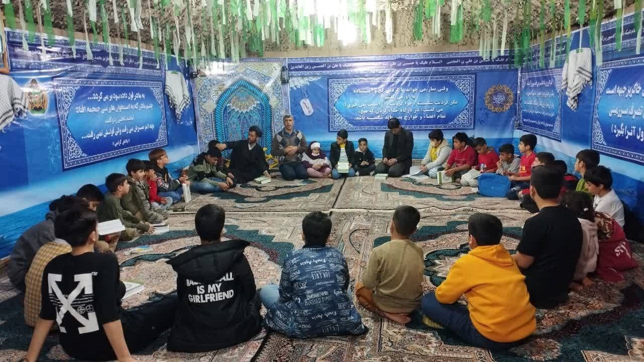حضور پرشور نوجوانان در نمازخانه و نمایشگاه راهیان نور + تصاویر