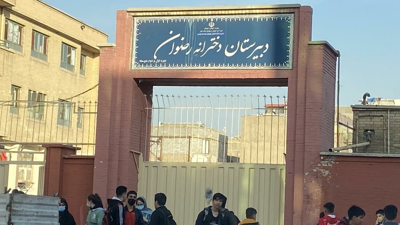 مسمومیت دانش‌آموزان یک دبیرستان دخترانه در فردیس