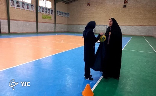 برگزاری مسابقه آمادگی جسمانی خواهران بسیجی در فیروزآباد+تصویر