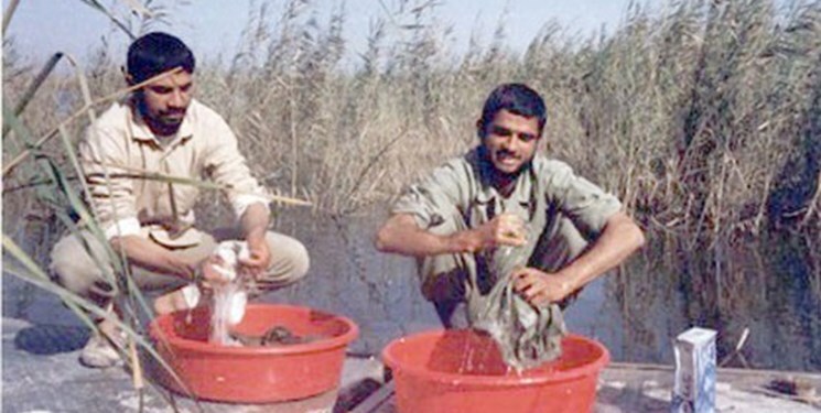 شهید قزلباش در حال شستن لباس رزمندگان