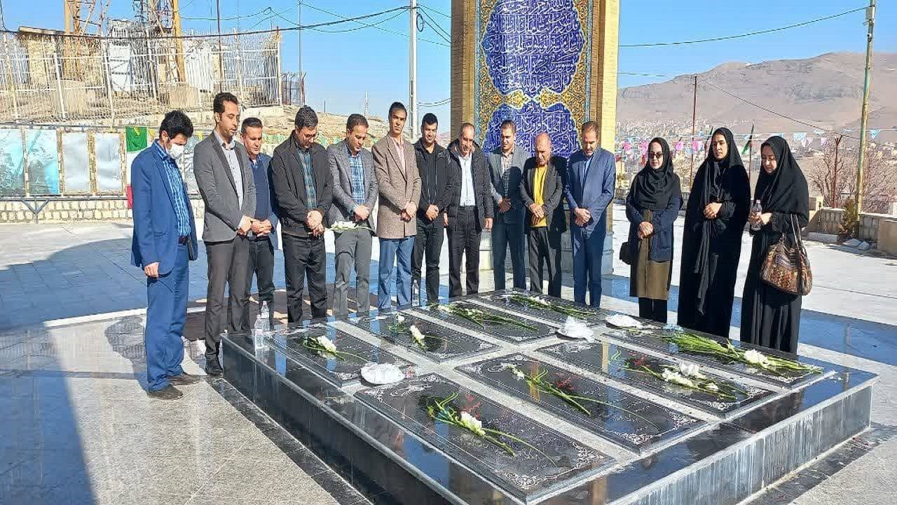 غبار روبی گلزار مطهر شهدای گمنام به مناسبت هفته جوان