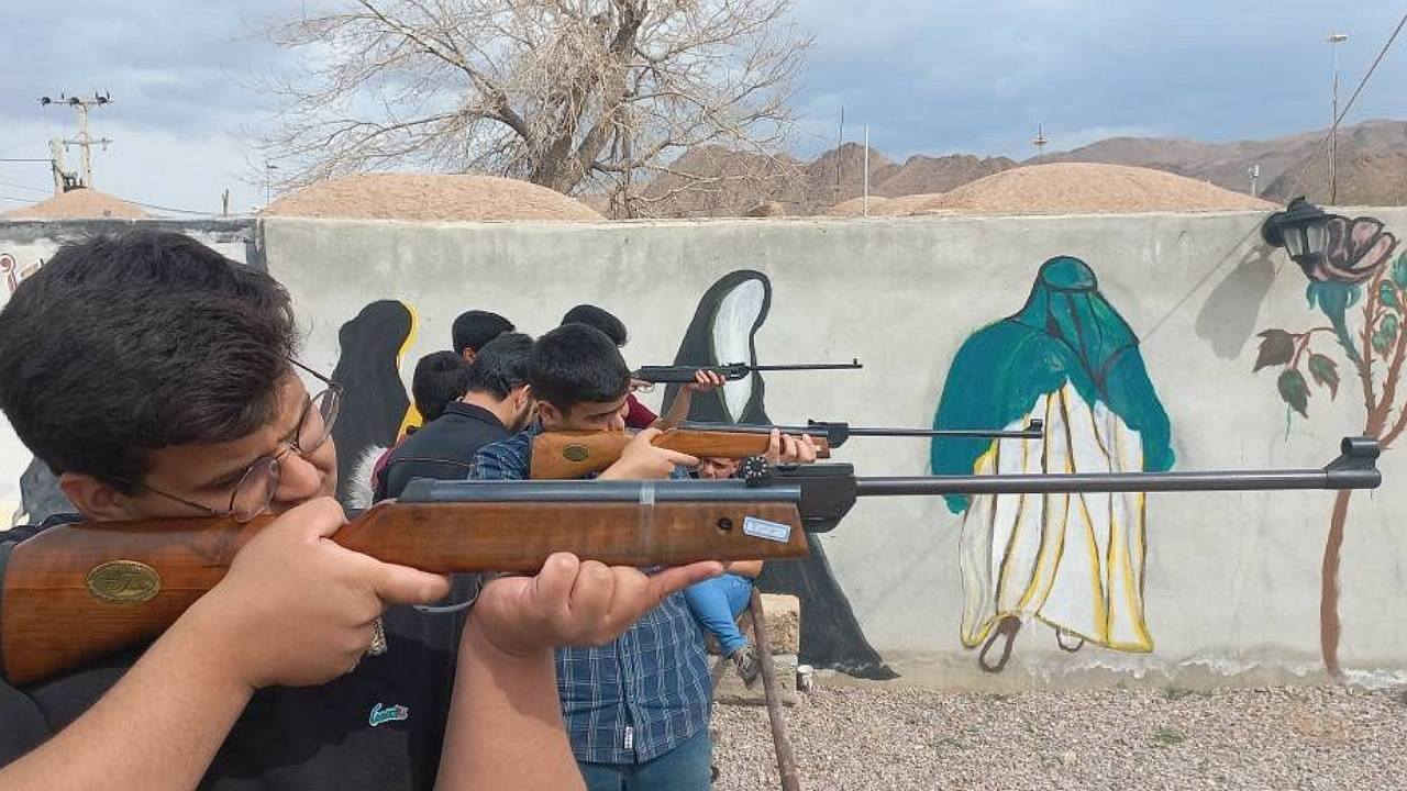 برگزاری مسابقات تیراندازی با تفنگ بادی در روستای هوتک