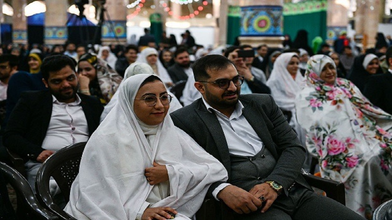پیوند فیروزه‌ای ۱۵۰ زوج دانشجو در مسجد مقدس جمکران +تصاویر