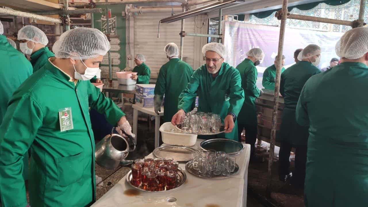خدمت رسانی خادمیاران مازندرانی در چایخانه حرم مطهر رضوی