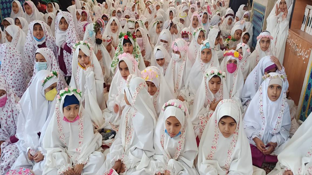 جشن تکلیف ۷۰۰ دانش آموز در بم