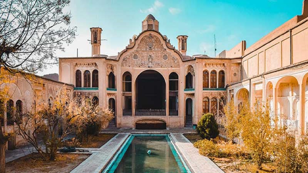 نمای زیبایی از معماری حیرت‌انگیز خانه بروجردی‌ها در کاشان + فیلم