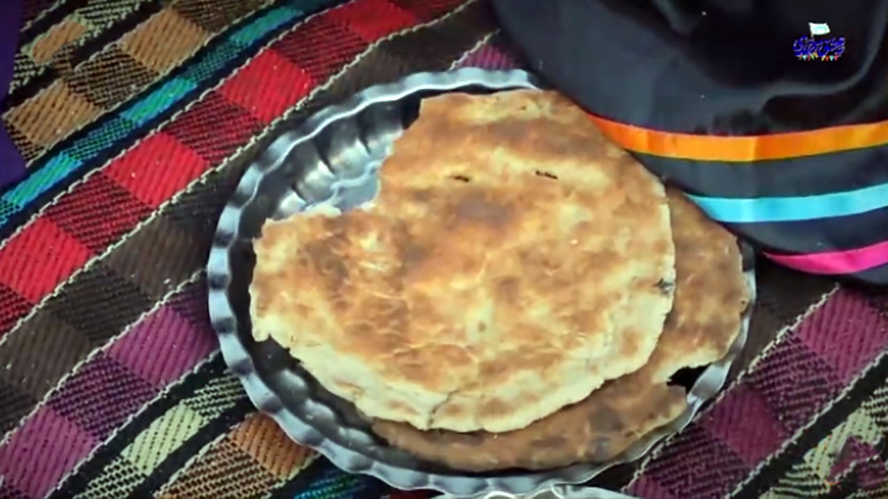 روش درست کردن نان محلی گیلانی + فیلم