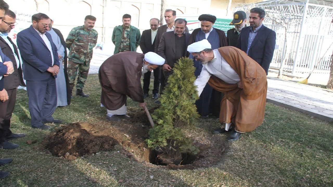 کاشت نهال توسط نماینده ولی فقیه در چهارمحال و بختیاری در روز درخت‌کاری + تصاویر