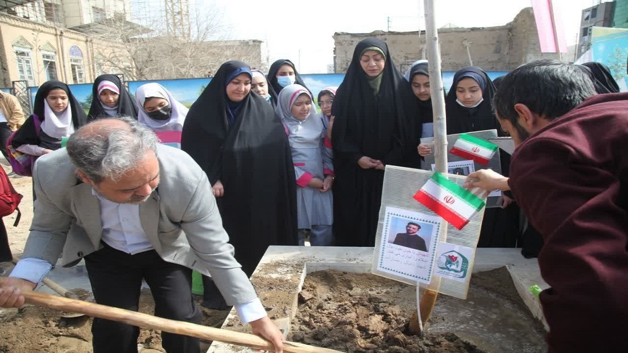 کاشت درخت به یاد شهید امنیت دانیال رضازاده/ بزرگترین پارک منطقه ثامن در روز درختکاری افتتاح شد