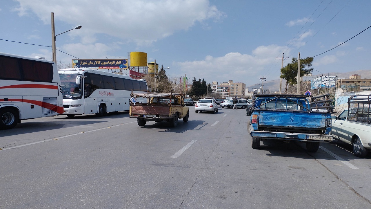 خیابانی در شیراز که به تصرف خودروها درآمد