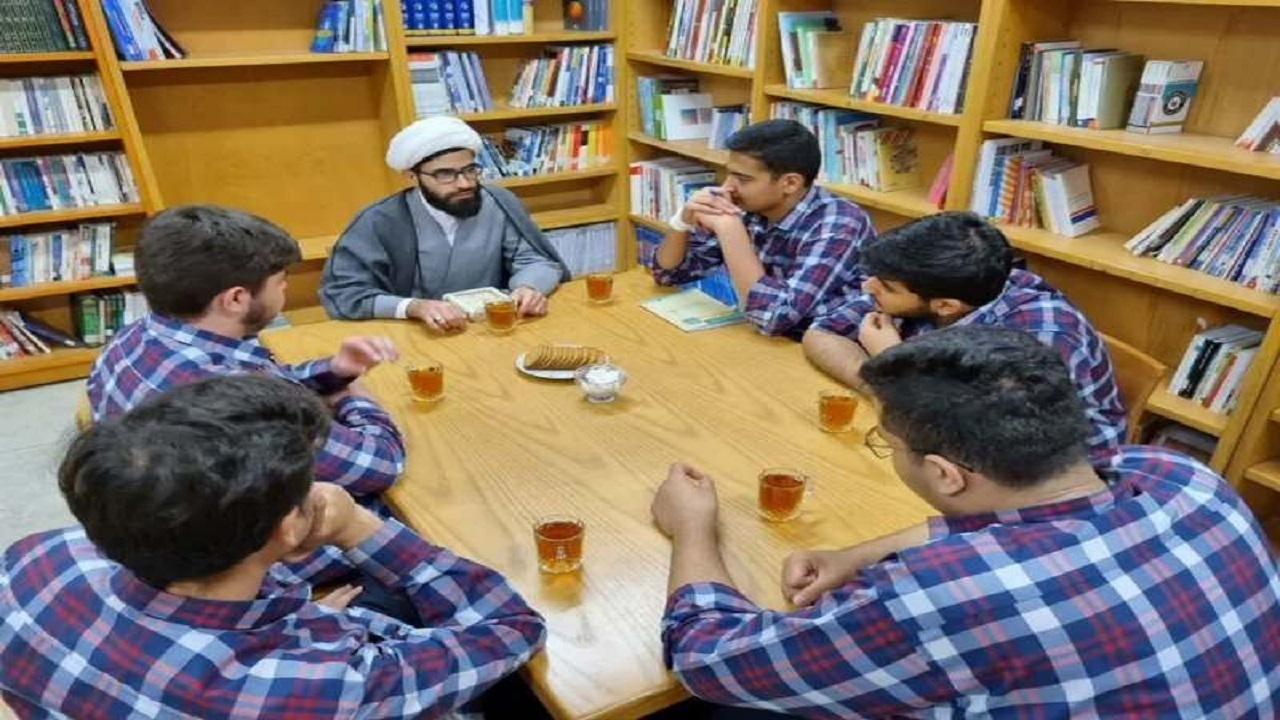 ابتکار جالب یک طلبه قمی؛ جهاد تبیین با راه اندازی کافه گفتگو