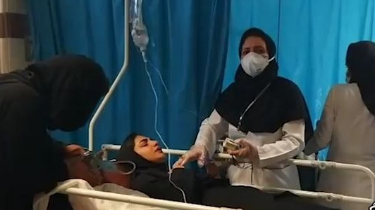 انتقال ۳۰ دانش آموز بدحال سمیرمی به بیمارستان