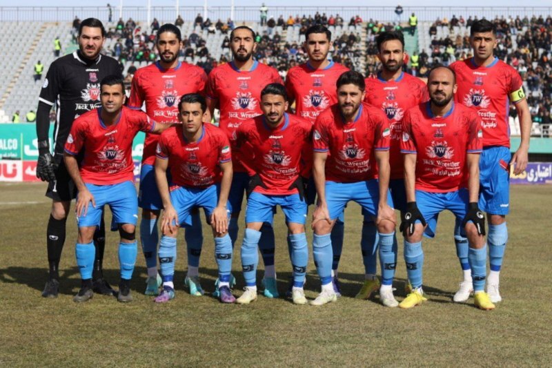 پرتاب چاقو به سمت بازیکن نساجی