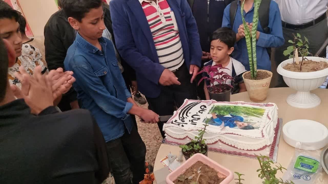 اقدام فرهنگی جالب دانش آموز زرندی در روز تولدش
