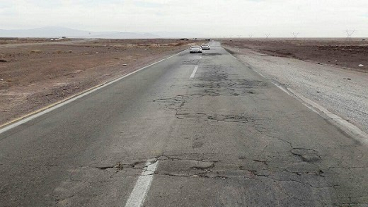 فرسودگی محور شهر بابک و سیرجان رانندگان را به دردسر انداخت + فیلم