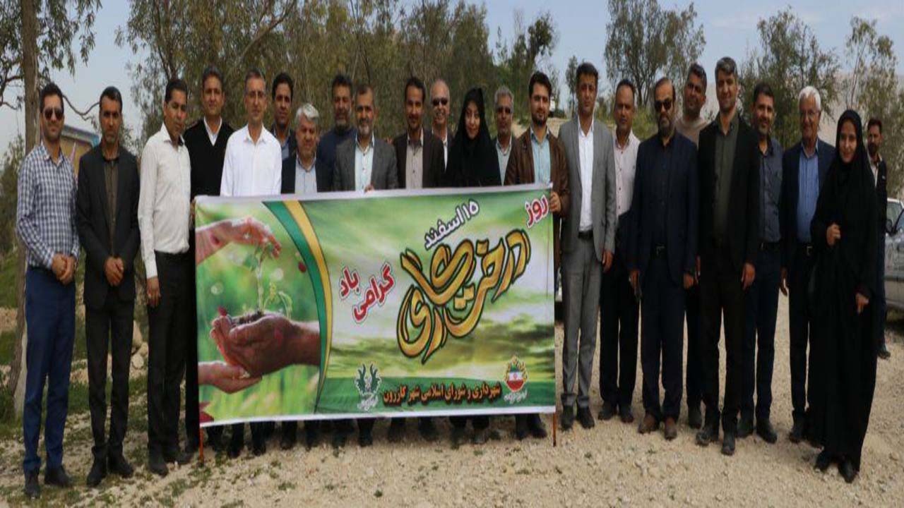 احیای درختان تپه مشرف به امامزاده سید محمد نوربخش در کازرون