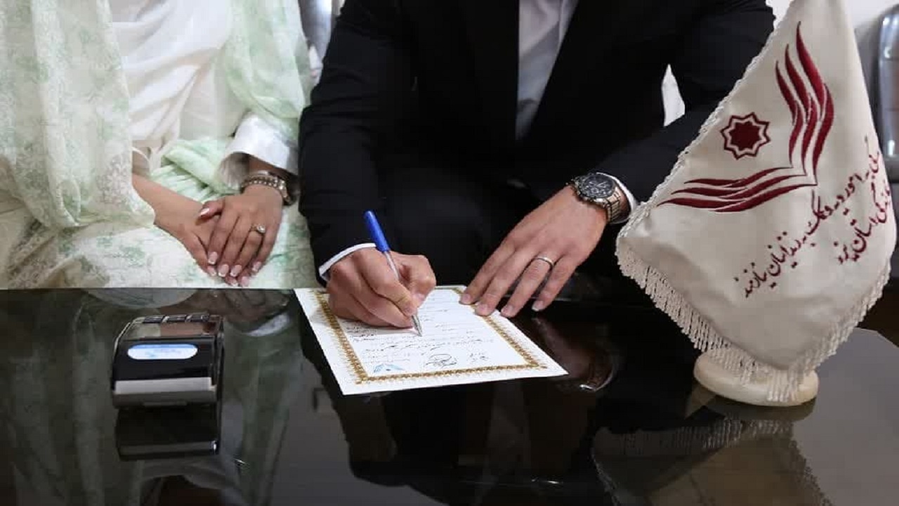 عروس و داماد یزدی آزادی هدیه دادند