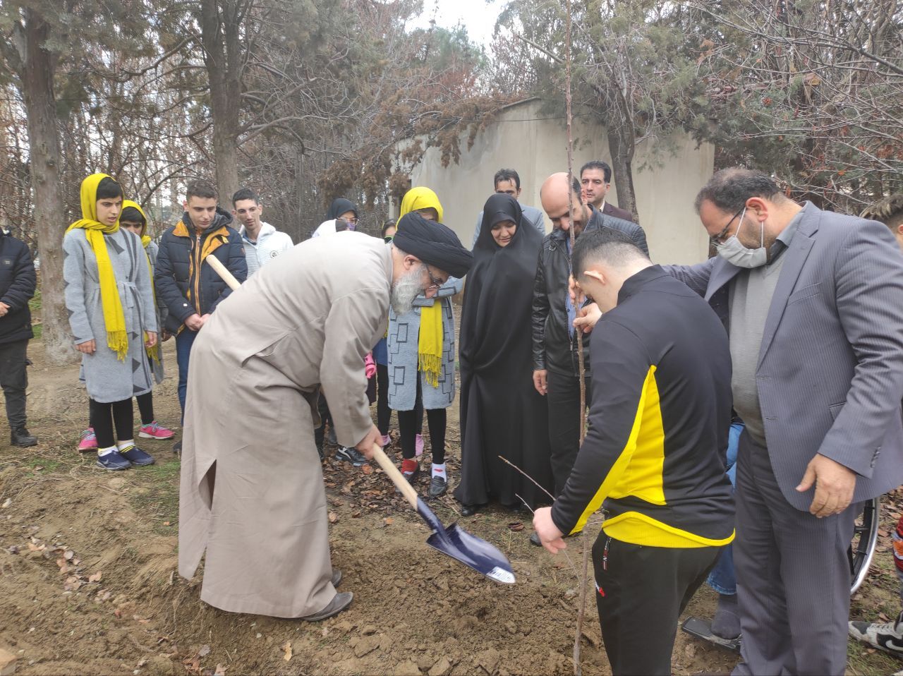 غرص درخت توسط امام جمعه کرج در کنار معلولین ذهنی بهزیستی
