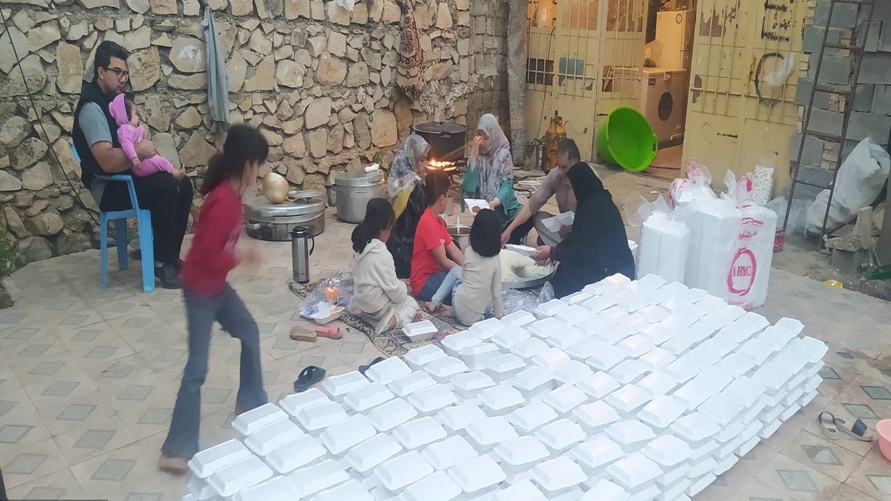 بیش از هزار بسته غذای گرم بین نیامندان در چرام توزیع شد