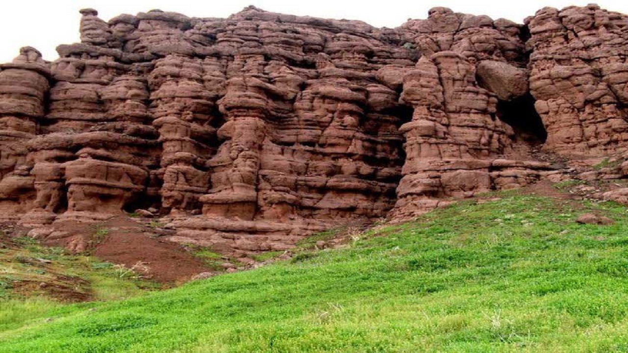 دره‌ای سرخ با طبیعتی سرسبز در خراسان رضوی+ عکس