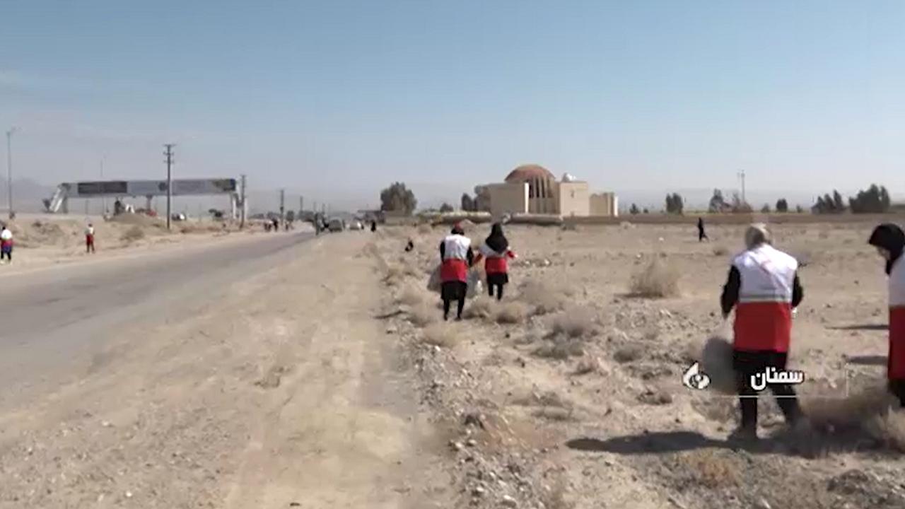 پاکسازی حوالی جاده‌ها در سمنان