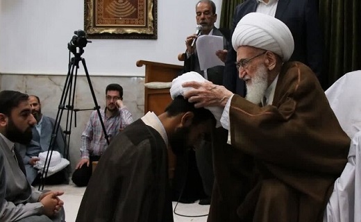 مراسم جشن و عمامه گذاری در دفاتر مراجع تقلید قم برگزار شد