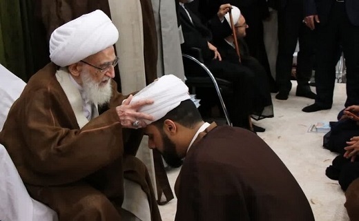 مراسم جشن و عمامه گذاری در دفاتر مراجع تقلید قم برگزار شد