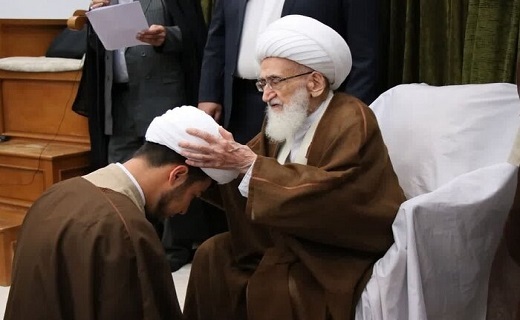 مراسم جشن و عمامه گذاری در دفاتر مراجع تقلید قم برگزار شد