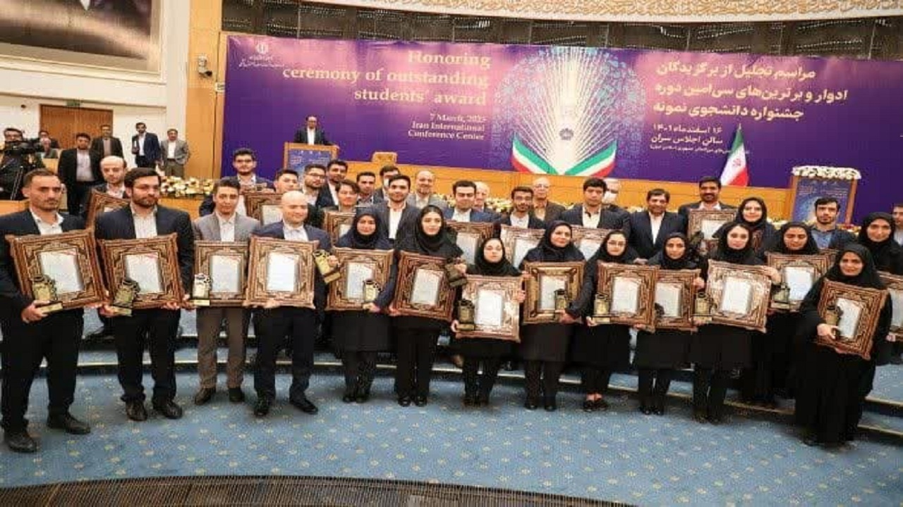 دو دانشجوی دانشگاه بین المللی قزوین در جمع دانشجویان نمونه کشور